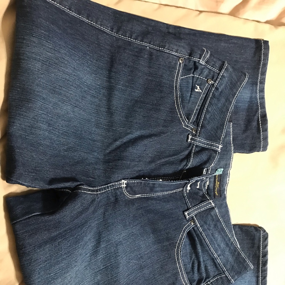 NWOT Aura Capri jeans.